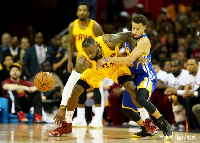 阿斯：阿拉巴正等待皇马的商讨电话，但俱乐部不着急与他续约（阿斯：阿拉巴静候皇马来电洽谈续约，俱乐部并不着急）