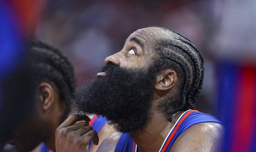 曼联欧联杯客场险胜，积分榜形势紧张（曼联欧联杯客场艰难取胜，积分形势趋紧）