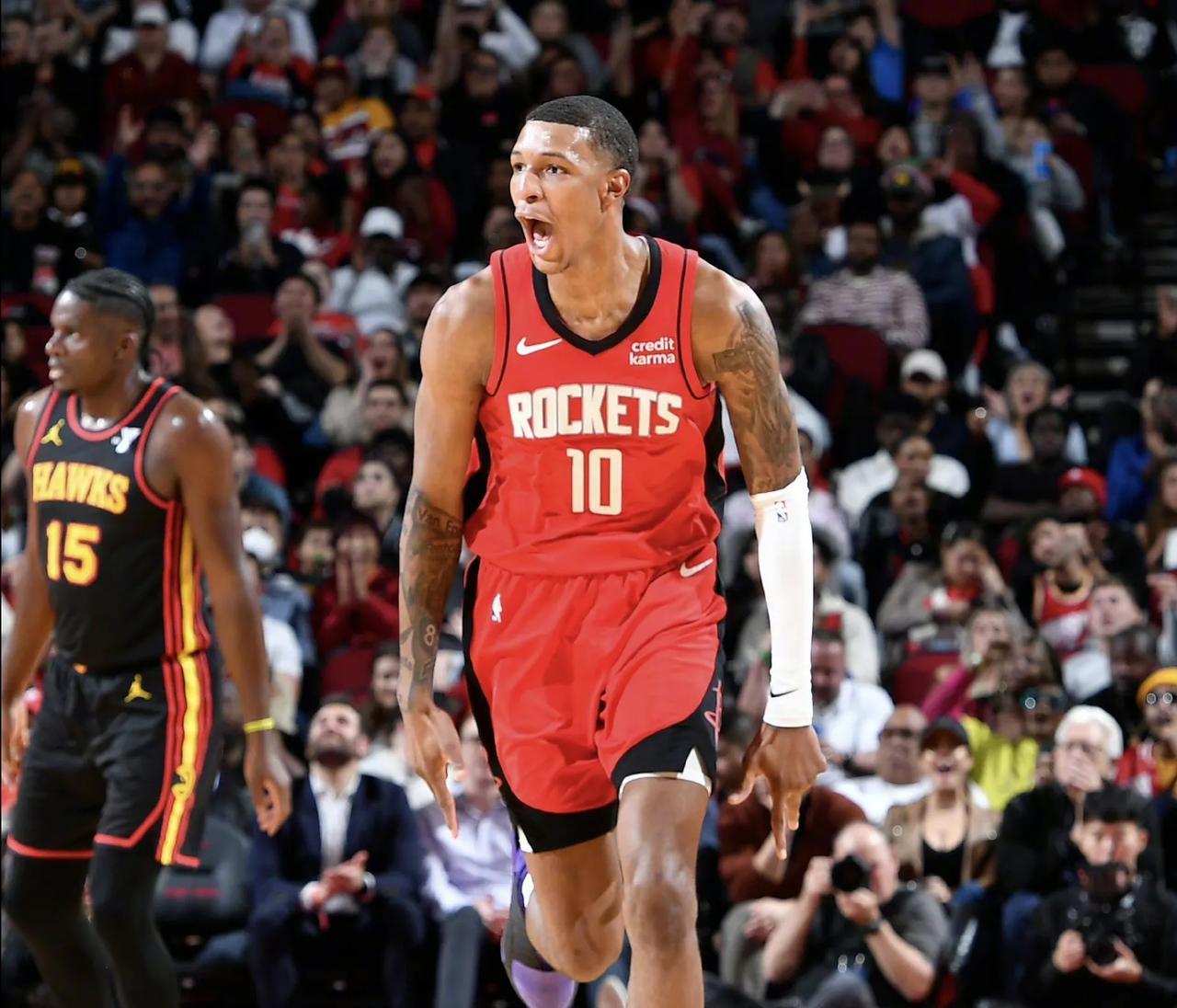 拜仁26／27赛季主场球衣谍照：红色基调搭配领口袖口金色线条（疑似拜仁26／27赛季主场球衣曝光：红色主调，领口袖口点缀金线）