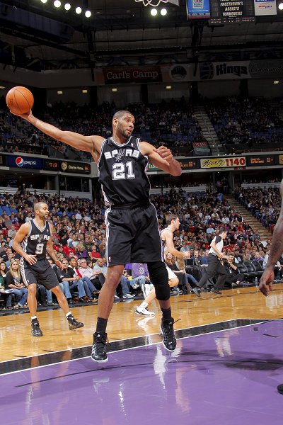 完成大四喜，姆巴佩当选欧冠官方本周最佳球员（姆巴佩上演大四喜，荣膺欧冠官方周最佳球员）